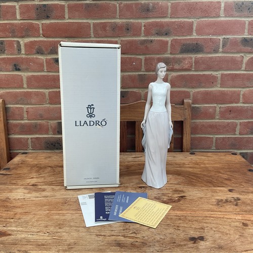 Lladro cocktail party figurine - party,